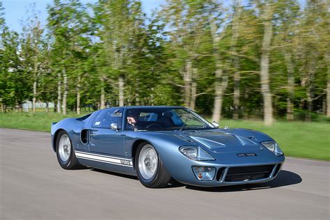 フォードGT40 価格: なぜこの伝説的な車は今もなお高値で取引されるのか？